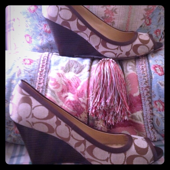 Coach shoes 👠 - Picture 1 of 3